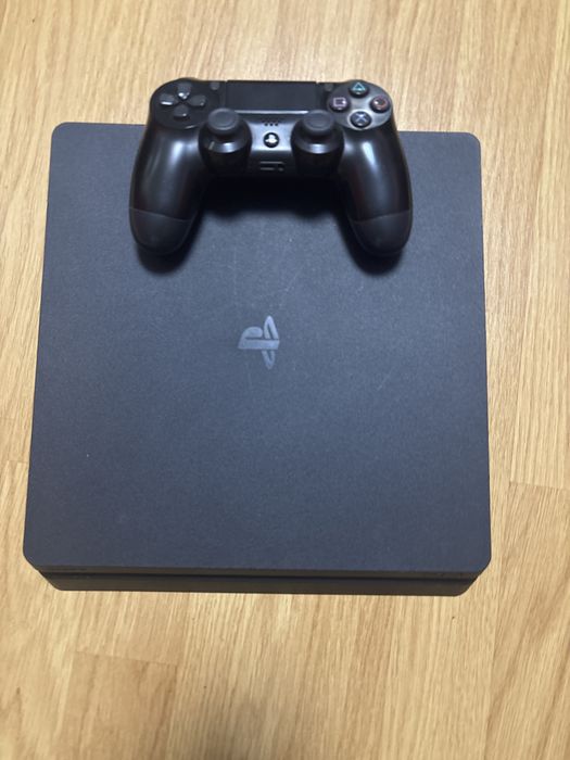 Продавам ps4 с джойстик като нов