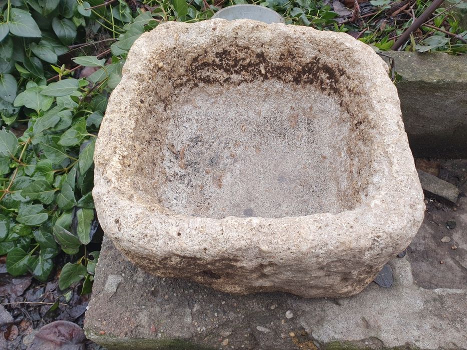 Дървено корито ,дялън камък,кош за декорация. Телевизор стар.Часовник