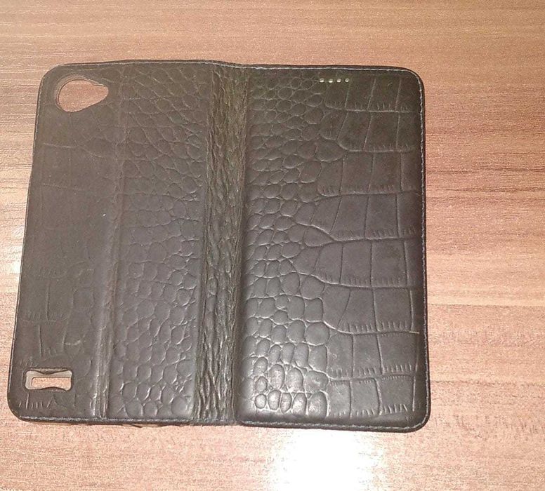 Телефон  LG Q6 с кожаным чехлом