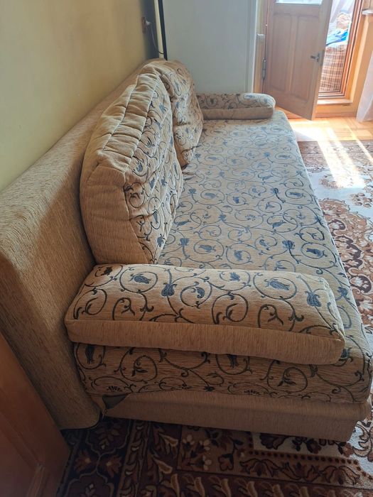 Продам  диван-тахту в хорошем состоянии.