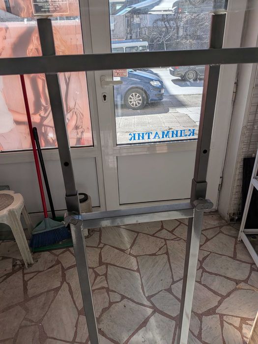 Метален щендер със стъклен плот