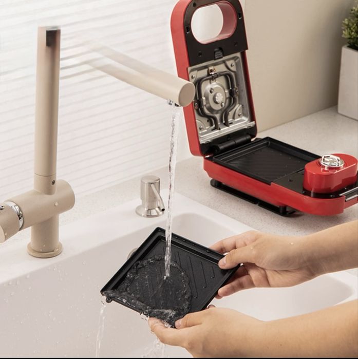 Вафельница красного цвета