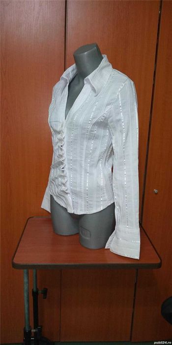 Camasa Dama, alba deosebita, decoltata si cambrata, maneci lungi