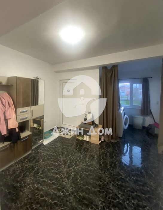 Едноетажна къща с двор в гр. Камено