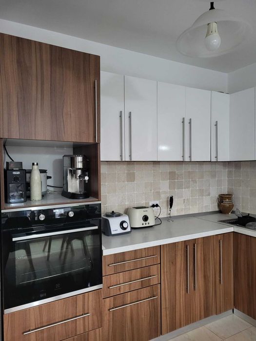 Mobilier bucatarie pe colt, MDF si pal, corpuri multiple, culoarea alb si nuc