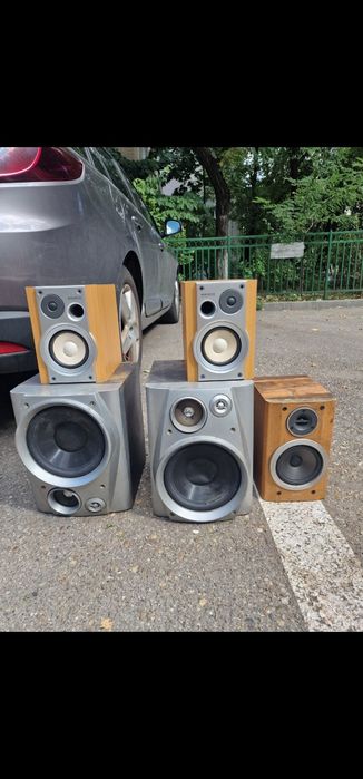 Montez senzori de parcare, camere video, casetofoane, fac boxe cu Blue