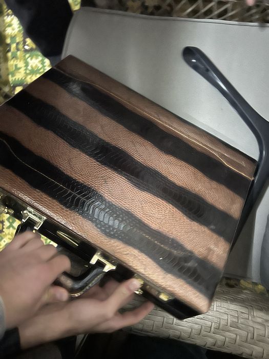 Servieta cu piele de crocadail