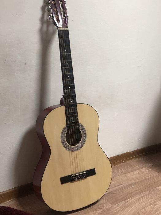 продается гитара 30.000 тнг