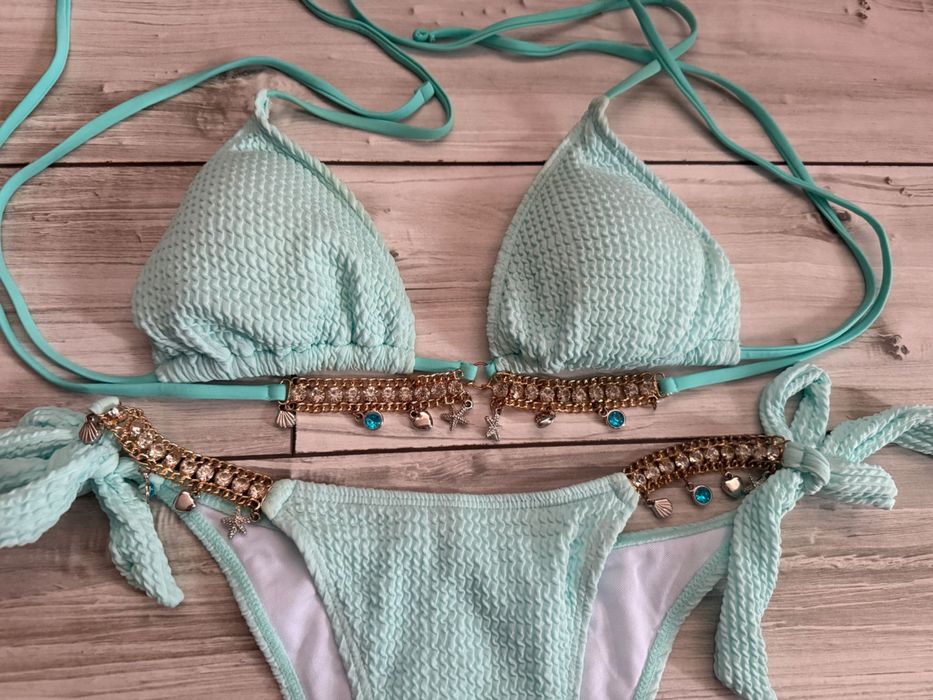 Vând costum de baie