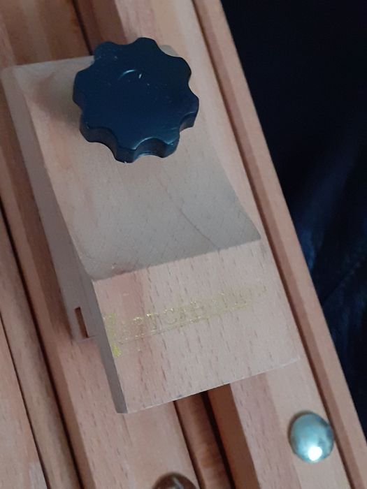 Vând șevalet lemn nou