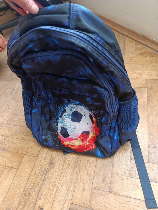 Раница с футболна топка за училище