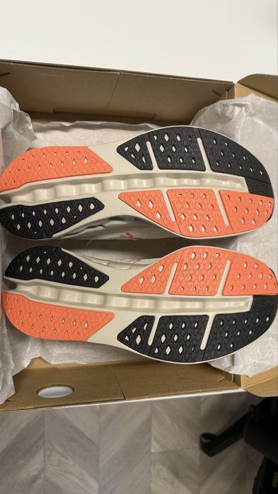 Pantofii de alergare On Cloudsurfer