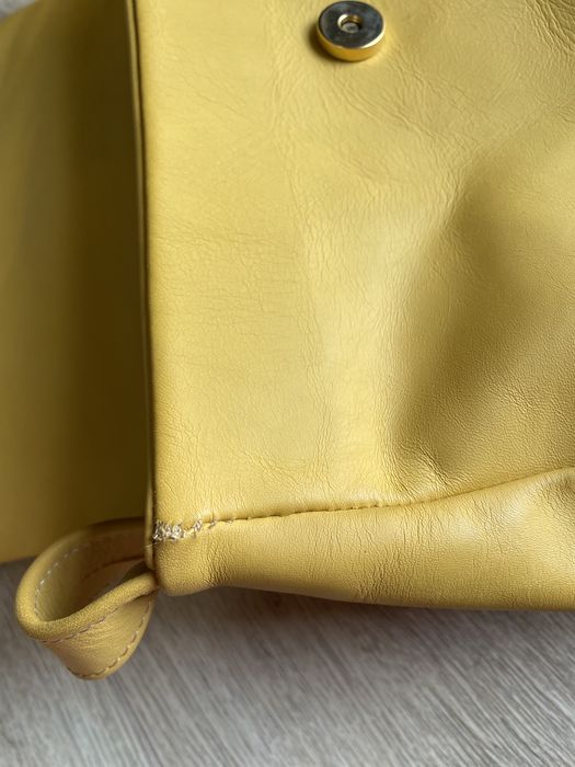 Geanta galbenă, destul de încăpătoare