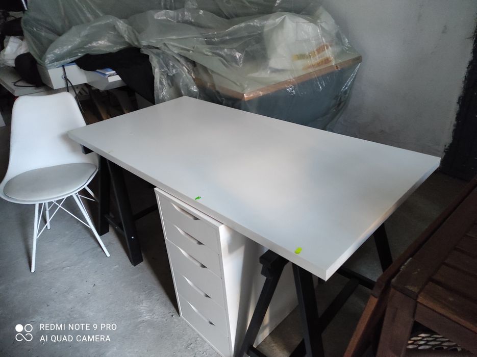 Плот за маса , черен и бял .Подпорите се продават отделно .