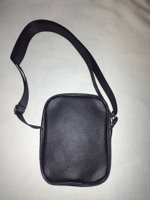 Borseta Louis Vuitton maro gri negru si Lacoste negru unisex