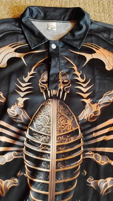 Tricou craniu și scorpion