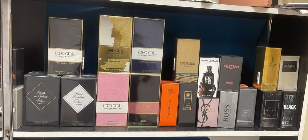 Vând orice tip de parfum aflat în poză.