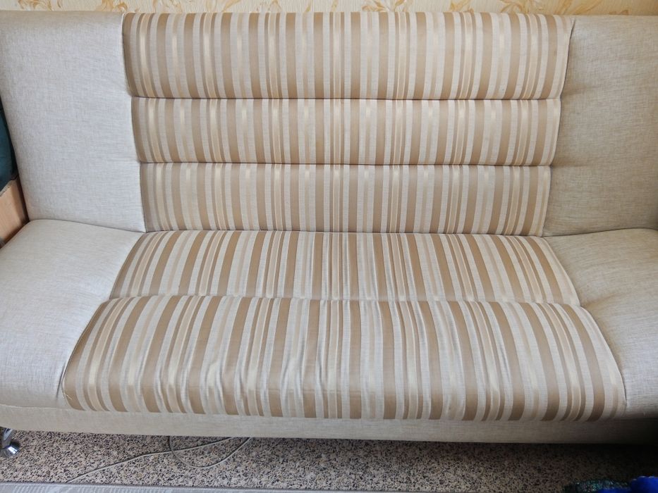 Раскладной диван с двумя креслами