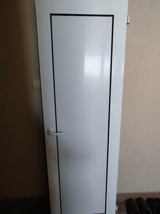 Продавам почти нова ПВЦ врата с каса