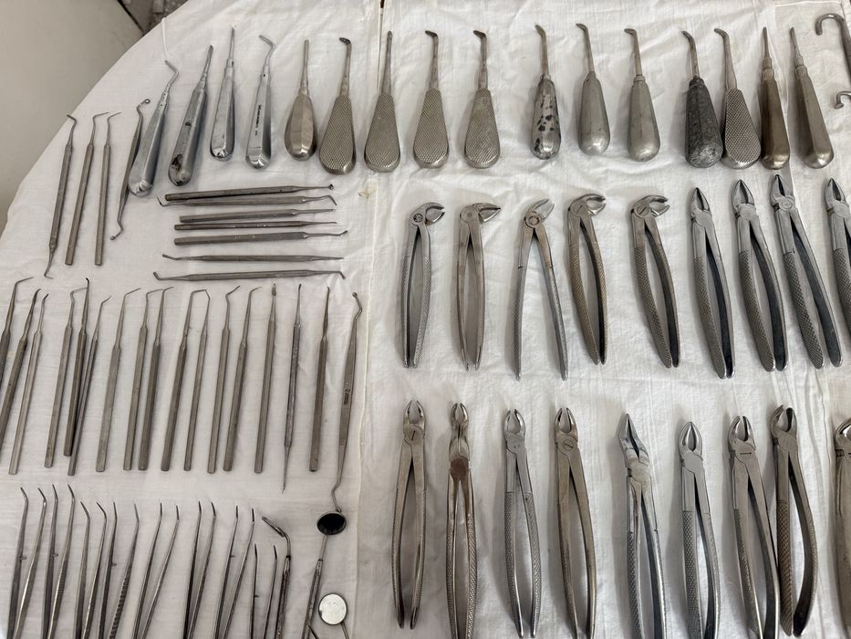 Стоматологичен стол и оборудване.