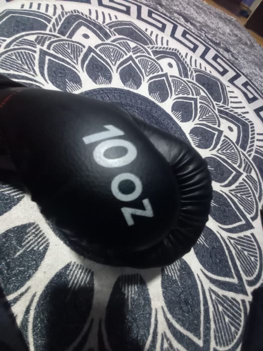 Vând două perechi de mănuși de box în stare foarte bună, puțin folosit