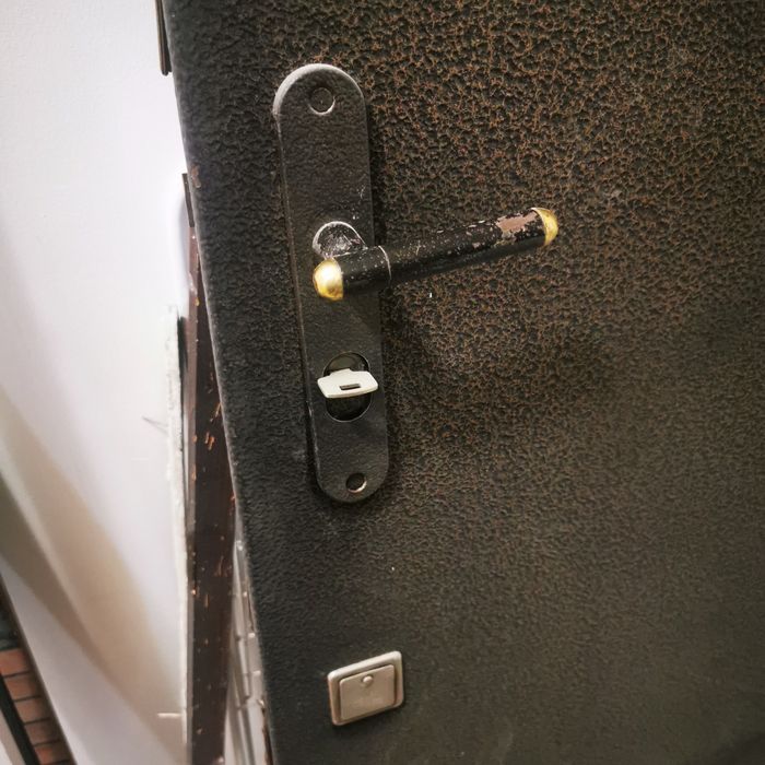 Метална врата, ползвана