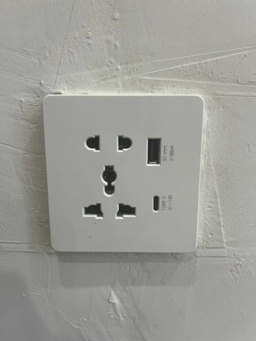 Универсальная розетка с USB и Type-C