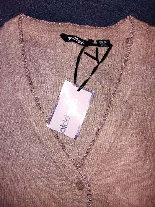 Дамска жилетка размер М/Л вълна финно плетиво  бежов цвят