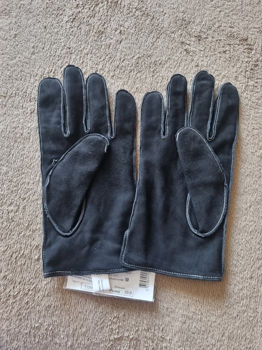 Замшевая перчатка