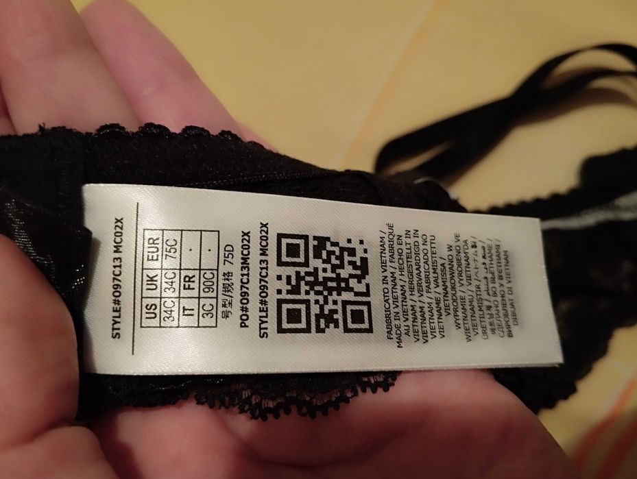 Сутиени- Guess и Triumph