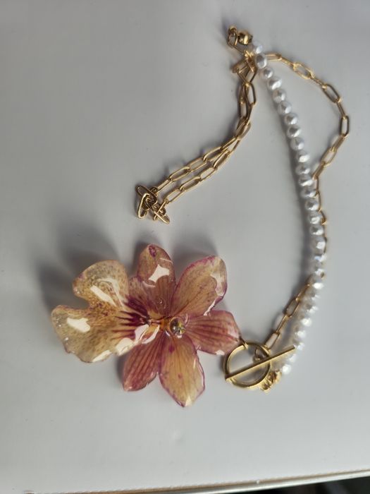 Нежно колие с естествен цвят на орхидея Камбрия.