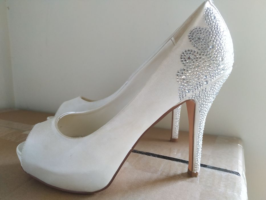 Сватбени/бални обувки Menbur сатен с камъни официални