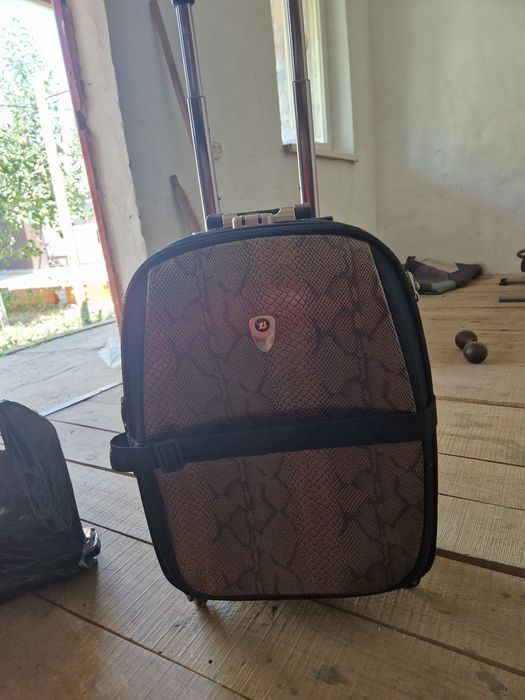 Продам чемодан binhao