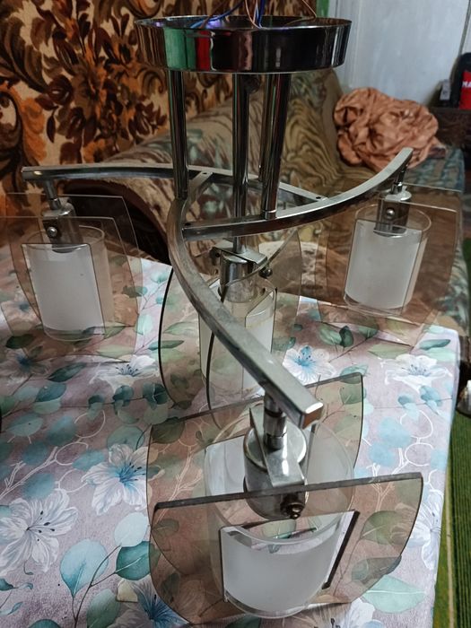 Продам люстру 4 х рожковую