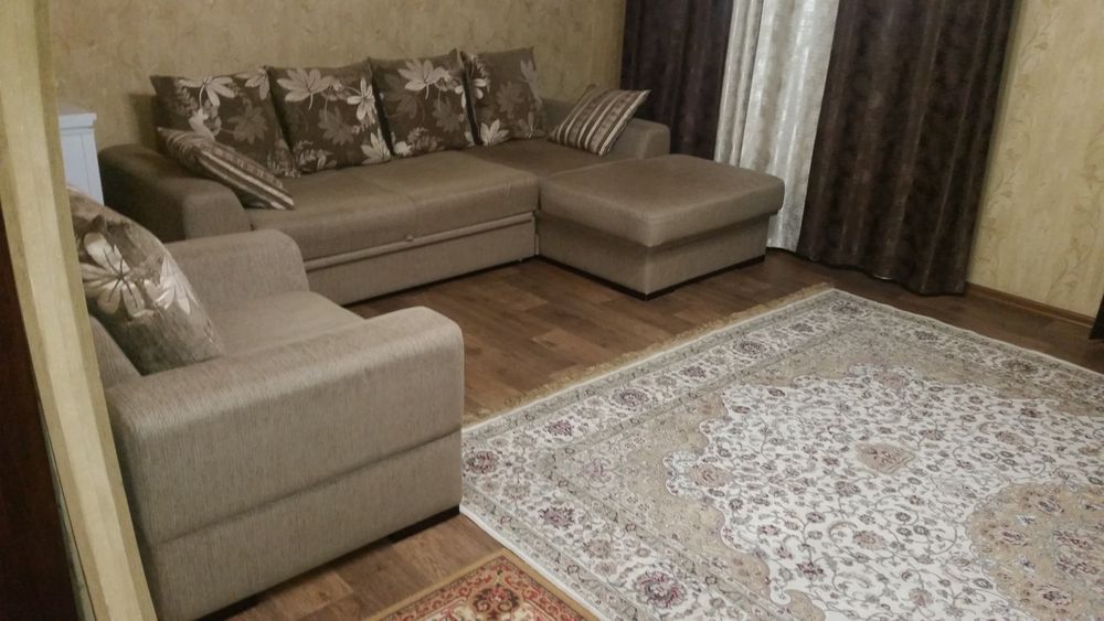 Продам угловой диван и кресло