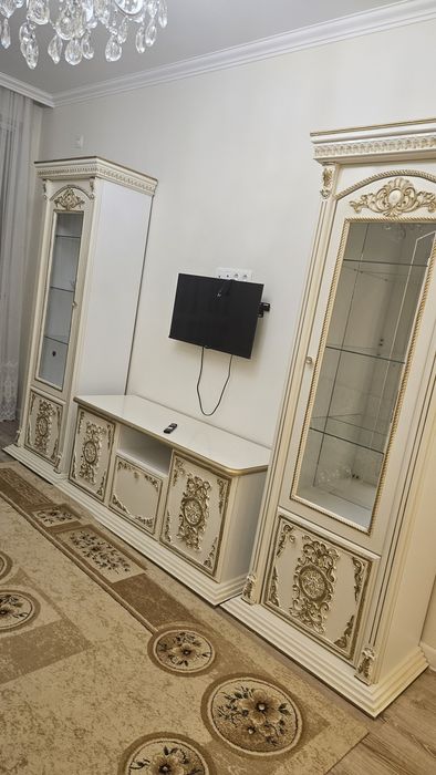 Продам диван с двумя креслами и стенку .