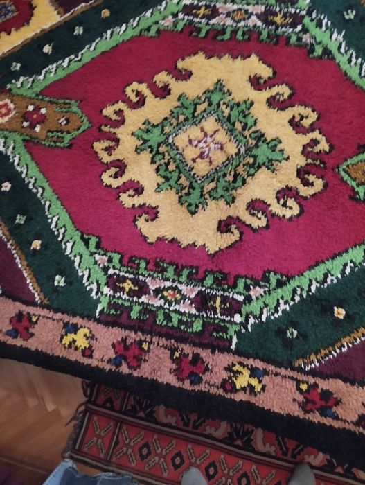 Продавам китеник. 260/150 см. Чиста вълна.