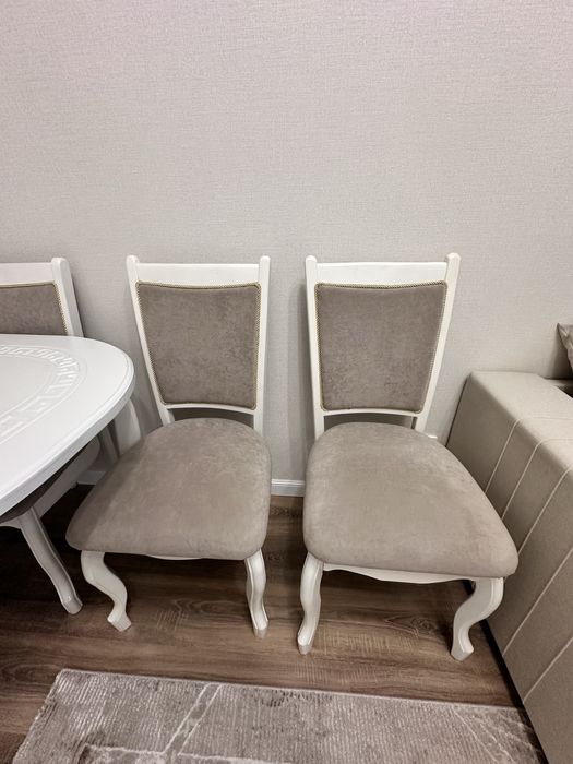 Продаётся раздвижной стол с комплектом стульев