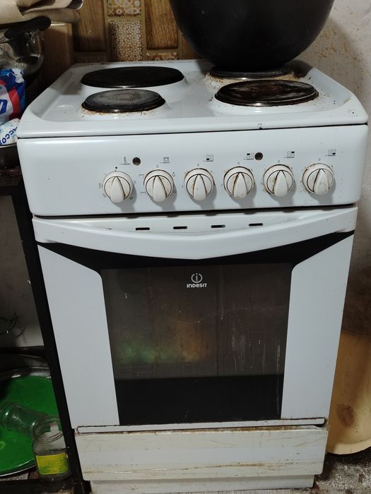 Продам эл. Плиту 4х конфорный