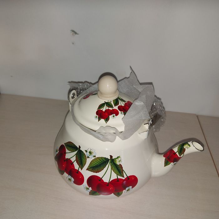 Железный чайник новый с коробкой продам