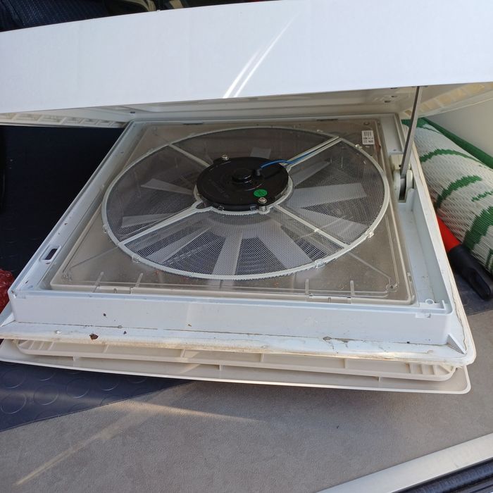 Люк с вентилатор капандура за каравана кемпер
