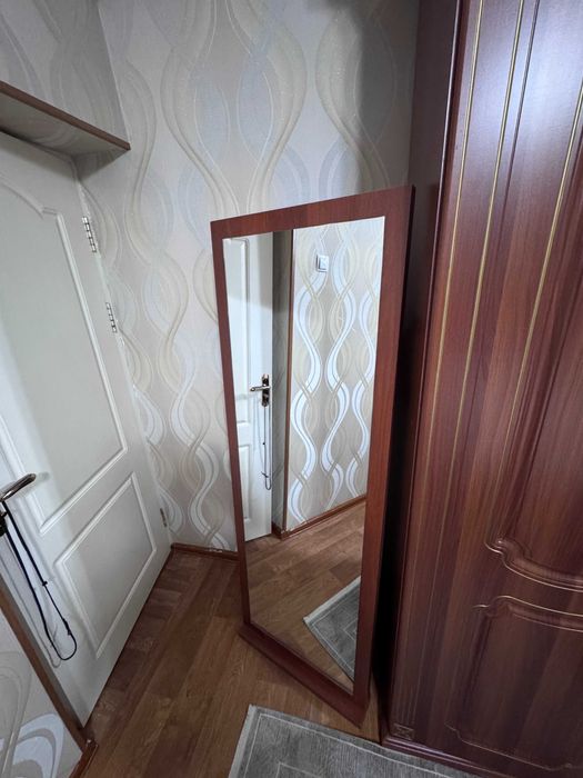 Продаю мебель (кровать, тумбочки, шкаф, зеркало, трельяж)