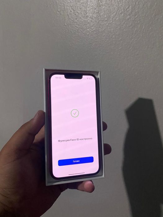 Айфон 13 красный