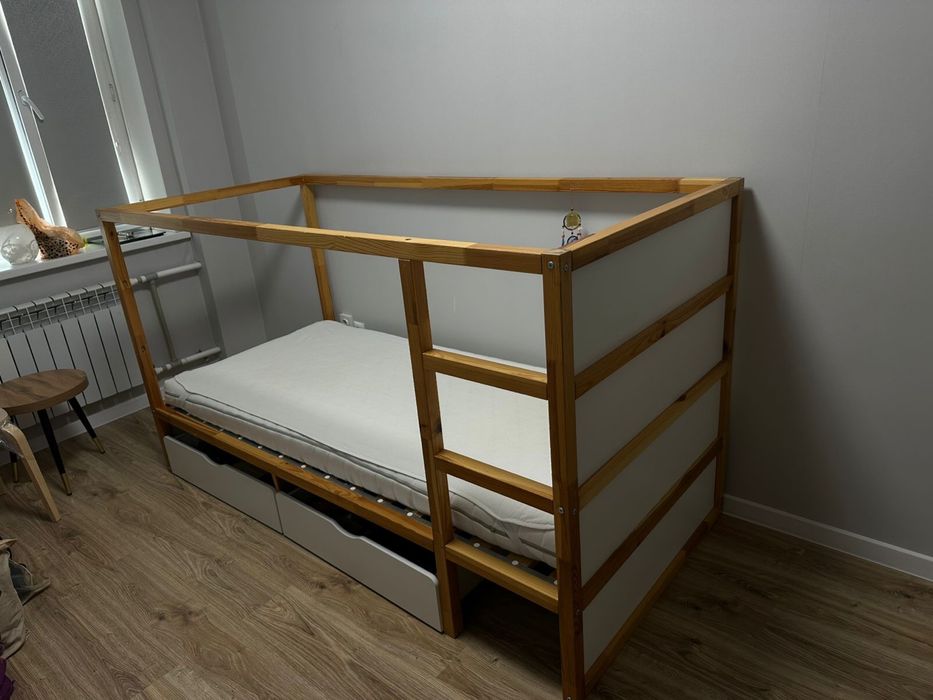 Кровать и шкаф Ikea