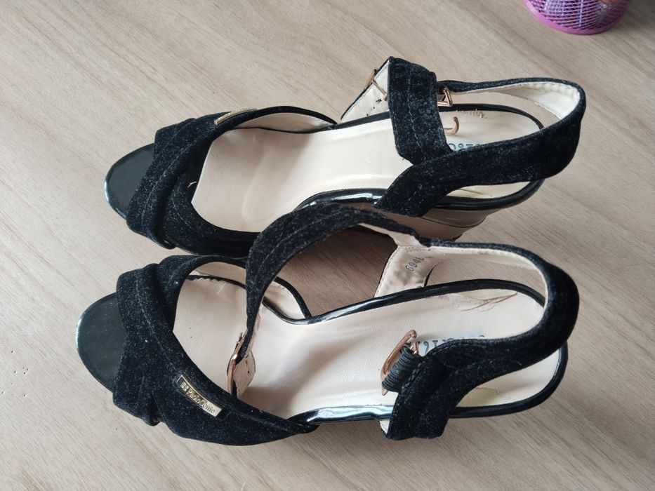 Женские босоножки