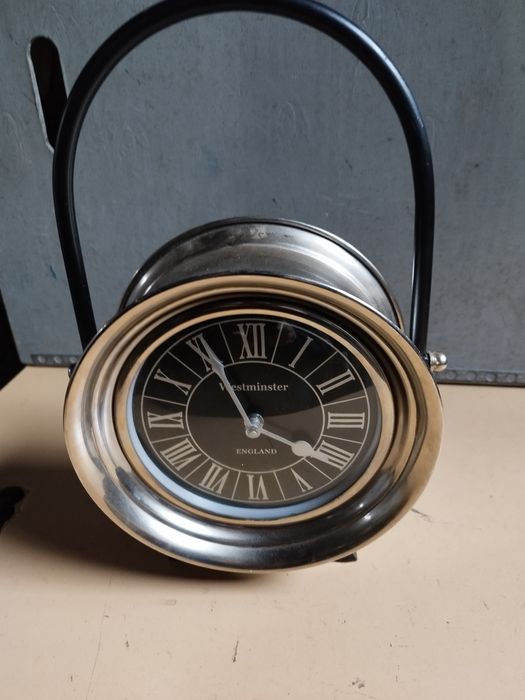 Ел.часовник с две лица