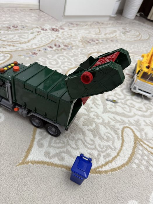 Продам машинку мусоровоз 3500