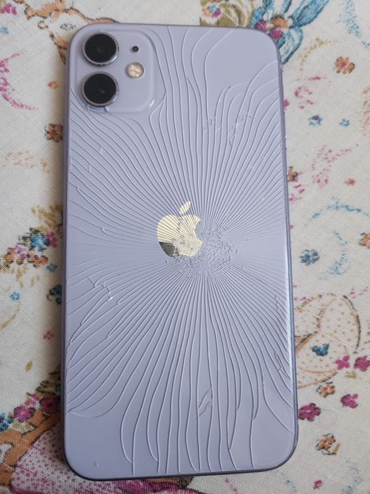 Iphone 11 original ,display-ul și spatele crepat,fără parole ecran,sau icloud  perfect funcțional  liber de rețea