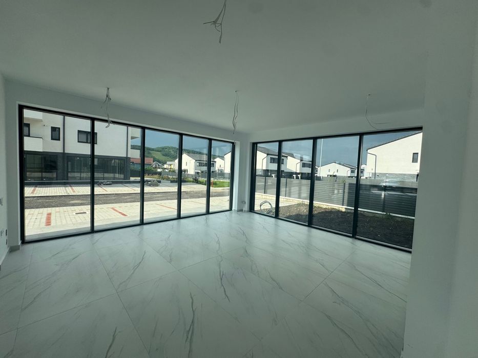 Spatiu comercial plus 8 locuri de parcare incluse 160m2 utili