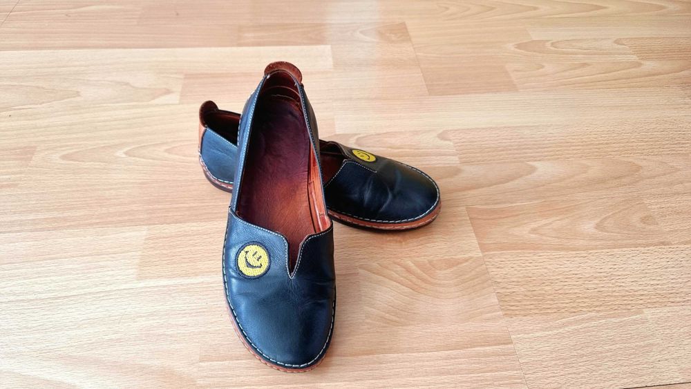 Кожени балеринки с бродерия "усмивка", 37 номер